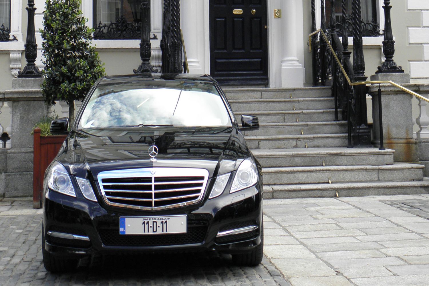 Lord Mayor's Car outside Mansion Housea